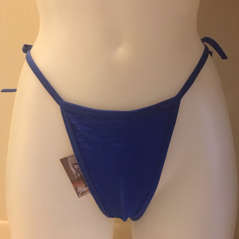 Bikini - Picture 3 of 7
